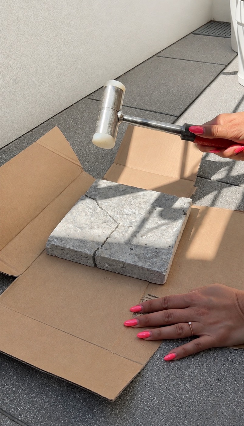 Travertinstein wird von Hand mit dem Hammer bearbeitet
