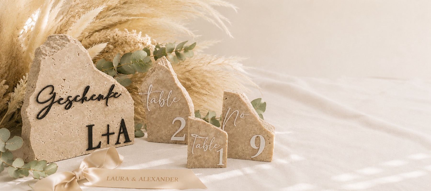 Personalisierte Travertin-Geschenke mit Pampasgras und Eukalyptus